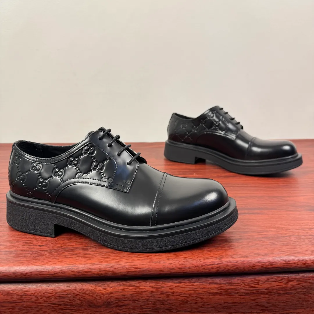 Batch 780 Gucci/Gucci new men's lace-up shoes with GG details, glossy cow leather derby shoes! Rooted in the brand's heritage, these men's lace-up shoes are crafted from premium open-edge beaded calf leather and feature GG-print embossed suede details in homage to Gucci's iconic monogram. The rubber sole decorated with GG pattern adds a touch of modern fashion to this design. Typical three-joint style design. European and American classic version, full calfskin lining. The overall upper texture is soft and the lining is comfortable and breathable. 2CM thickened soft rubber sole, easy to control. Versatile and stylish upper foot, multiple colors available to meet different matching needs, complete package! Size: 39-40-41-42-43-44 leather shoe size (38.45.46 can be customized) Item number: 7826Z open edge beads black